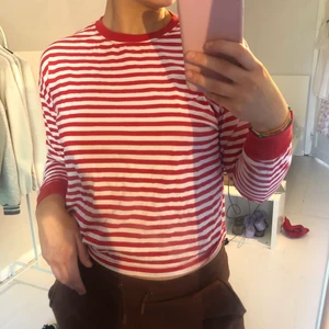 H&M tröja med randigt mönster, strl S - Röd och vit randig tröja från H&M. Köpt för ett tag sedan men använd sparsamt. Superfin och i bra skick!
