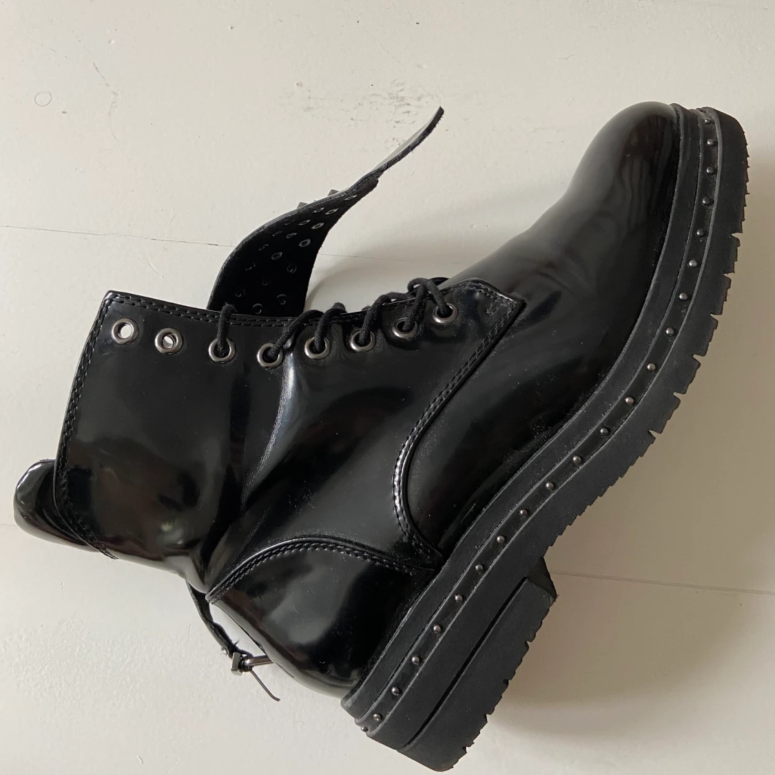 Kängor med nitdetaljer - 91