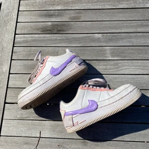 Af1  - Säljer nu dessa svin snygga af1 som är customed. De har tyvärr blivit för små för mig och därav är de till salu. Det enda slitage jag kan se är på den andra bilden, de små brickorna har tappat lite färg men inget man tänker på! Självklart kommer jag tvätta de innan de skickas.🥰🥰 Detaljerna ser ni på sista bilden!🤩