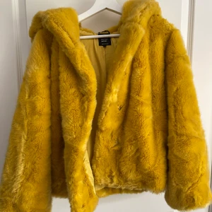 Gul Fejkpälsjacka från zara  - En oversized gul pälsjacka från zara med luva. Använd ett få talgånger 