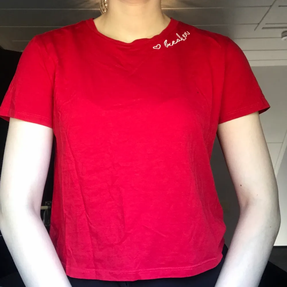 Röd t-shirt från Hm i storlek S. Bra basic att ha i garderoben! Pris kan diskuteras!. T-shirts.