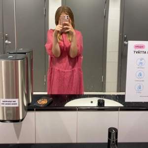 En rosa Stockholmsstil klänning i bra skick💓 passar min mamma(hon e 177). Tvättar allt innan jag säljer det! Den här kostade 400 och är använd 2 ggr🎸🌸