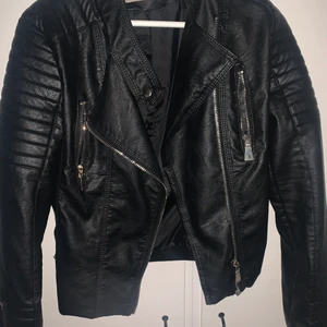 Skinnjacka aldrig använd  - Helt ny jacka aldrig använd pågrund av fel storlek lägger upp igen pågrund av oseriösa köpare 