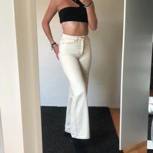YOKO JEANS MONKI X3 - Säljer mina tre par monki jeans som jag älskar så men passar tyvärr inte mina höfter längre😭 Har endast haft dem i knappt ett år. De kostar 299kr/st💖💖 De som är i offwhite samt ljusblå är i storlek 25 i midjan, har för mig att de blåa med hål är 26 i midja. Jag är 170 lång🌸✨ Jag har även gjort tre enskilda annonser till vardera par jeans där det finns fler bilder om man vill kika på det ✨💞
