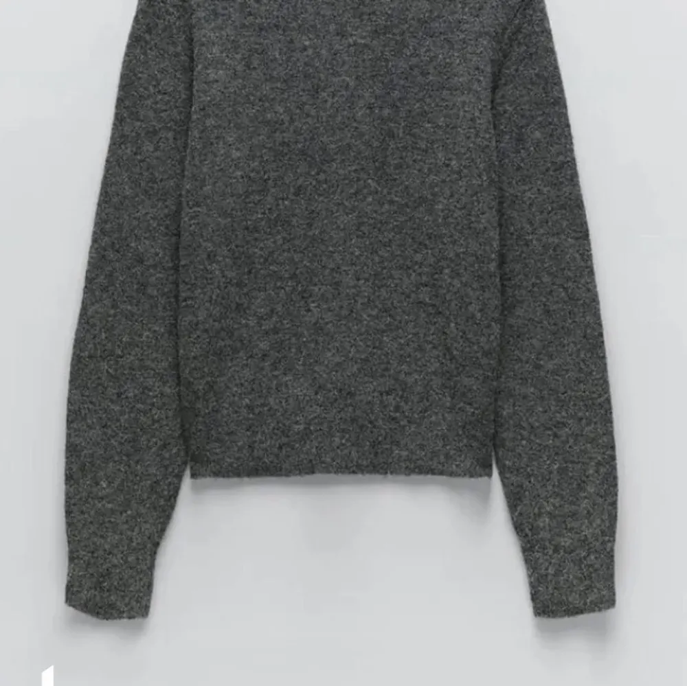 Säljer nu en såååå fin stickad tröja från Zara!! Perfekt nu till hösten! Står att det är M men skulle säga att storleken är mellan XS- M. 😉Frakt ingår inte:) ¡FÖRST TILL KVARN!. Stickat.