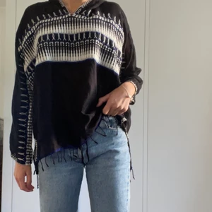 Sommar blus/tröja - Säljer denna super snygga sommar blusen/tröjan från lemlem i storlek medium då den inte används mer. Ny pris 4100. Budning börjar på 1000, buda i komentarerna💕