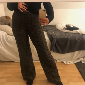 Raka lågmidjade kostymbyxor stl 38 - Som man kan se på sista bilden så har ena knappen tyvärr lossnat. Det går att knäppa byxorna osv ändå, tips är att antingen sy dit en ny knapp eller göra som mig och använda en knappnål. Sitter perfekt och är i superbra skick💗 frakten står du för (60kr)🥰