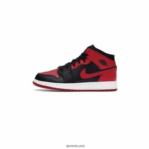 Jordan 1 mid banned - Hej! Jag har ett par av dessa ”Jordan 1 mid banned”. Tveka inte på att höra av er om ni har frågor eller vill se mer bilder😁