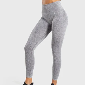 Gymshark vital seamless tights  - Jättefina vital seamless tights från gymshark i storlek S. Köptes i vintras och är sparsamt använda så den är i fint skick👍🏼  (priset är prutbart) 
