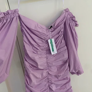 Oanvänd klänning - Köpte denna på GinaTricot för 499kr, fick dock aldrig användning för den. Storlek M! Superfin helt ny