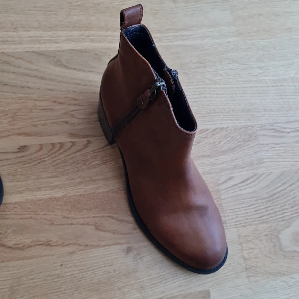 Brown boots from Pace in perfect condition. Size 40 but I norammy wear a size 39 so the fit is a bit small.. Skor.