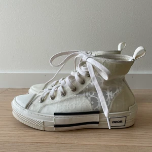 Dior sneakers - Säljer mina dior sneakers. Lite solblekta men super fina än! Storlek 38, men skulle säga mer 37-37,5! 
