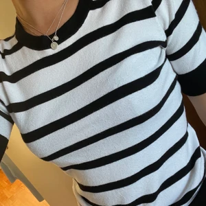 Stickad kortärmad tröja Zara - Säljer denna super fina stickade tröja med korta ärmar från Zara🤍 Tröjan är i storlek S!! Köparen står för frakten.