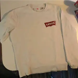 Levis sweatshirt i storlek S och bra skick 