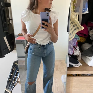 Jeans - Dessa as snygga jeans från hm som är slutsålda. Säljer eftersom dem inte kommit till användning men är väldigt fina o sitter bra både bak och fram🤩 buda gärna i kommentarerna❤️