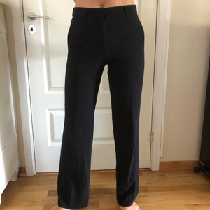 Svarta kostymbyxor  - Ett par svarta kostymbyxor från MarQet. Jag är 175cm lång och det är på gränsen för korta för mig.
