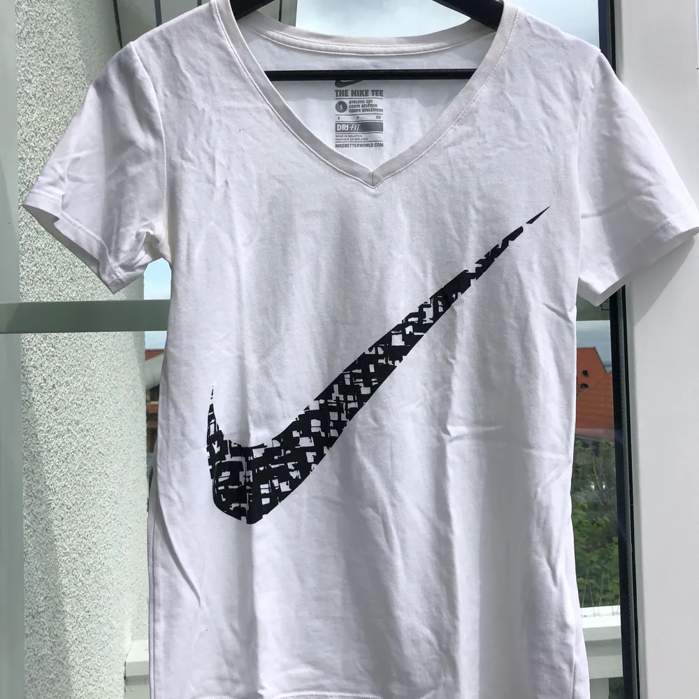 Jättesnygg tshirt ifrån Nike, aldrig andvänd och i perfekt skick 🤍🤗. T-shirts.