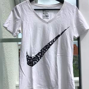 Jättesnygg tshirt ifrån Nike, aldrig andvänd och i perfekt skick 🤍🤗