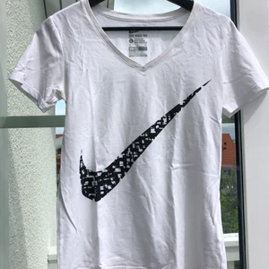 Nike t-shirt - Jättesnygg tshirt ifrån Nike, aldrig andvänd och i perfekt skick 🤍🤗