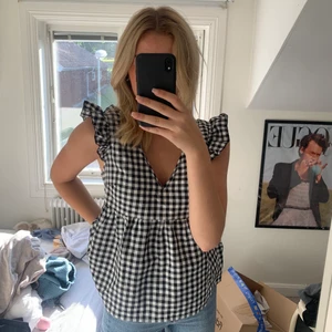 Rutig volangtopp strl s - Säljer denna fina rutiga volangtopp 😚strl s men passar även m då den är stor i storleken!