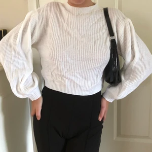 Vit stickad tröja - Vit stickad tröja tunnt material, luftig