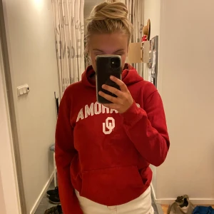 Hoodie med tryck - Hoodie köpt på secondhand🤎🤎 Tryck: Oklahoma.  Sitter oversizad på S och M❤️❤️