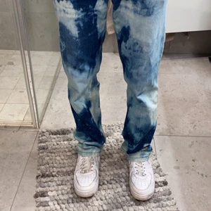 Jeans (Unika) - Rifle Jeans som jag har blekt själv så att de får denna ”moln” liknande effekt. 32x32 och sitter bra och går perfekt över skorna. Säljer pågrund av att jag aldrig använder