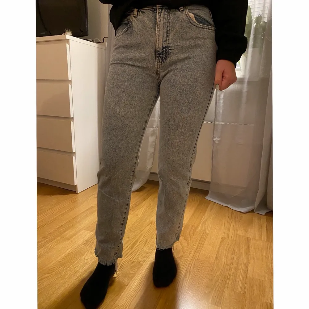 Super fina mom jeans från pull and bear, är i ett super skick då de är snålt använda🙌🏼 frakt är 55kr eller 66kr om man vill ha spårbart 🎀😊. Jeans & Byxor.