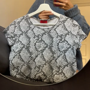 Orm t-shirt - T-shirt från Hugo Boss, inga defekter