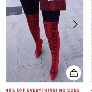 Röda knäskor - Hej jag söker ett par knähöga röda skor helst ormskin eller liknande på bilden men funkar också med bara röda. Storlek 39-40 kan betala Max 700 kr med frakt