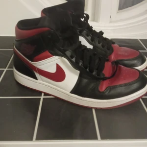 Jordan 1 mid bred toe - Använt skick syns på undersida samt creasing och lite smutsiga men dom har mycket kvar att ge storlek 42,5 kom privat för mer frågor