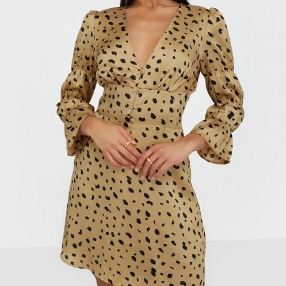 HELT NY & SLUTSÅLD leopard klänning från Adoore!! Knappt använt och säljer den pga att den bara hänger i garderoben. Storlek S och passar mig som är 176 (inte fört) 🐆🐯 Den är lite nopprig på ena höften men det syns inte när man har på sig den! . Klänningar.