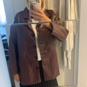 Skinnjacka  - Snygg jacka i PU- läder. Oversize . Storleken är S men är mer som en M /L.    Ny!!