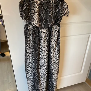 Svea klänning  - Helt ny Svea klänning i small aldrig använd har volanger och sidorna på klänningen är öppet kolla bild 3 