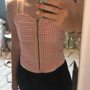 Rosa rutigt linne - Ett linne från divided som jag inte använder. Det var en  byxdress förut, men har klippt av shortsen. Super snyggt!