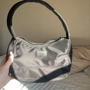 Svart väska - En av de svarta väskorna. Jag kommer börja en budgivning direkt eftersom så många var intresserade. Har fler väskor till salu i min profil för samma pris!💓🙌🏻