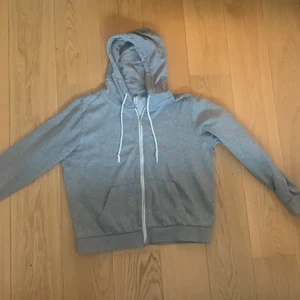Grå hoodie! - Grå hoodie från HM! Passar en XS-M. Bra skick!