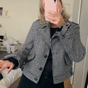 Rutig jacka  - Rutig jacka (typ lika tjock som en kappa) från nakd. Kortare modell med breda ärmar i fram med fickor i sidan. Knappt använd och fint skick! 🤍 