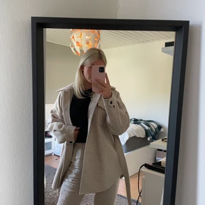 Höstjacka - Jag säljer denna jacka man kan ha till hösten, använd 1 gång. Jag säljer för att den är lite för lång, jag är 163 cm. Nypris 700kr, säljer för 350kr +frakt. 💖