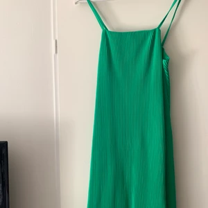 Superfin klänning - Superfin klänning från Zara som jag köpte på Sellpy, älskar passformen men var inte riktigt min färg. Skulle vara så snygg till ett par knähöga stövlar. Färgen på kameran är lite missvisande, och därför har jag lagt in den sista bilden som exempel!💫🖤