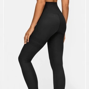 Tights - Säljer ett par jätte fina träningsbyxor som är i storlek xs och har används ett par få gånger men inte kommer till används längre!