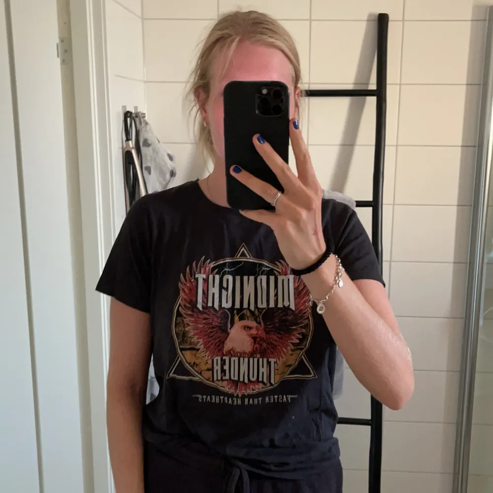 Rock inspirerad t-shirt ifrån Gina tricot i urtvättad grå skit snygg och cool. Storlek m och använd fåtal gånger. Priset går alltid att diskutera. Betalning sker alltid innan jag skickar. +frakt tillkommer  😚😆❤️. T-shirts.