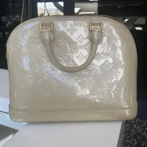 Louis Vuitton Alma pm bag  White / beige varnished  In very good condition but has a few stains (barely visible on the sides of the bag and very visible below)  Sold with dustbag