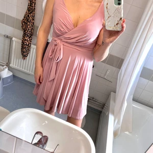 Puderrosa klänning i storlek 36 - Puderrosa klänning från Goddiva London i storlek 36. Använd en gång på min dotters dop. Fällan till snöret på ena sidan har gått av, säkert lätt att laga, i övrigt helt utan anmärkning.