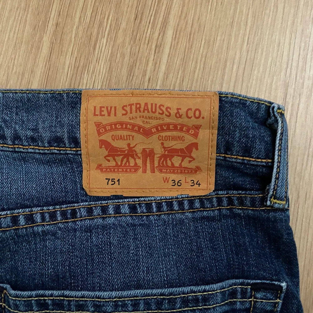 Säljer mina Levis 751 jeans som har en lite bredare passform och är i väldigt bra skick. Passar bra för lite längre personer. 751 är ganska lik 501 i passformen skulle jag säga.. Jeans & Byxor.