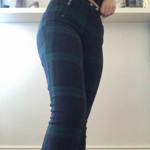 Rutiga byxor - Blå/grön rutiga byxor från h&m, stl. 36. Aldrig använda, har kvar skuddsplaten på dragkedjorna. 