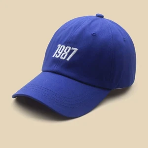 Keps - Jätte fin keps i mörkblå färg! Älskar den men får inte mycket användning av den tyvärr. Knappt använd💕