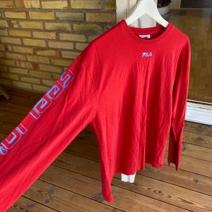 Fila långärmad tröja - En enkel röd fila tröja, knappt använd. Storlek S men passar som storlek M. Köp nu! 😊