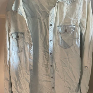 Jeans skjorta - Fin oversized skjorta i jeans material,fint skick, Stl 34/XS, 30 kr + frakt <3