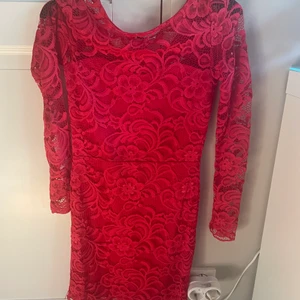 Röd spets klänning  - Den är i fint skick, Stl XS/34, 50 kr + frakt <3